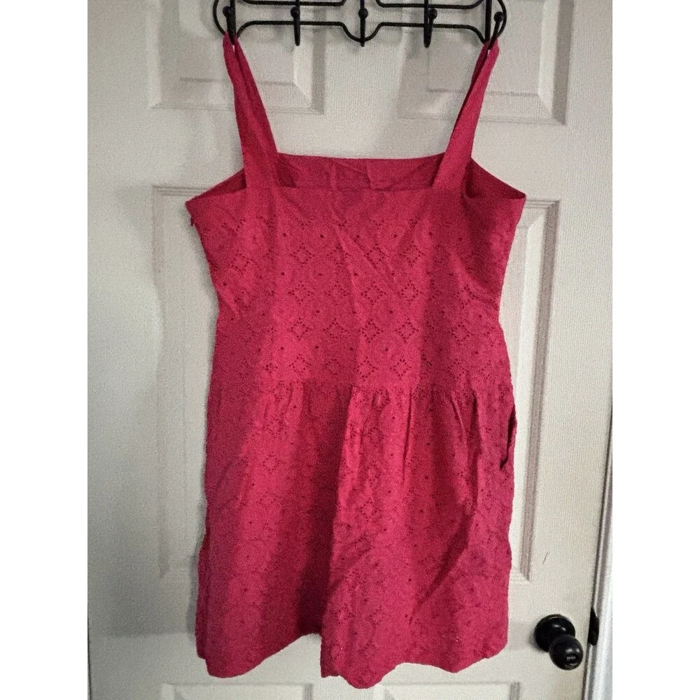 Apostrophe eyelet tank